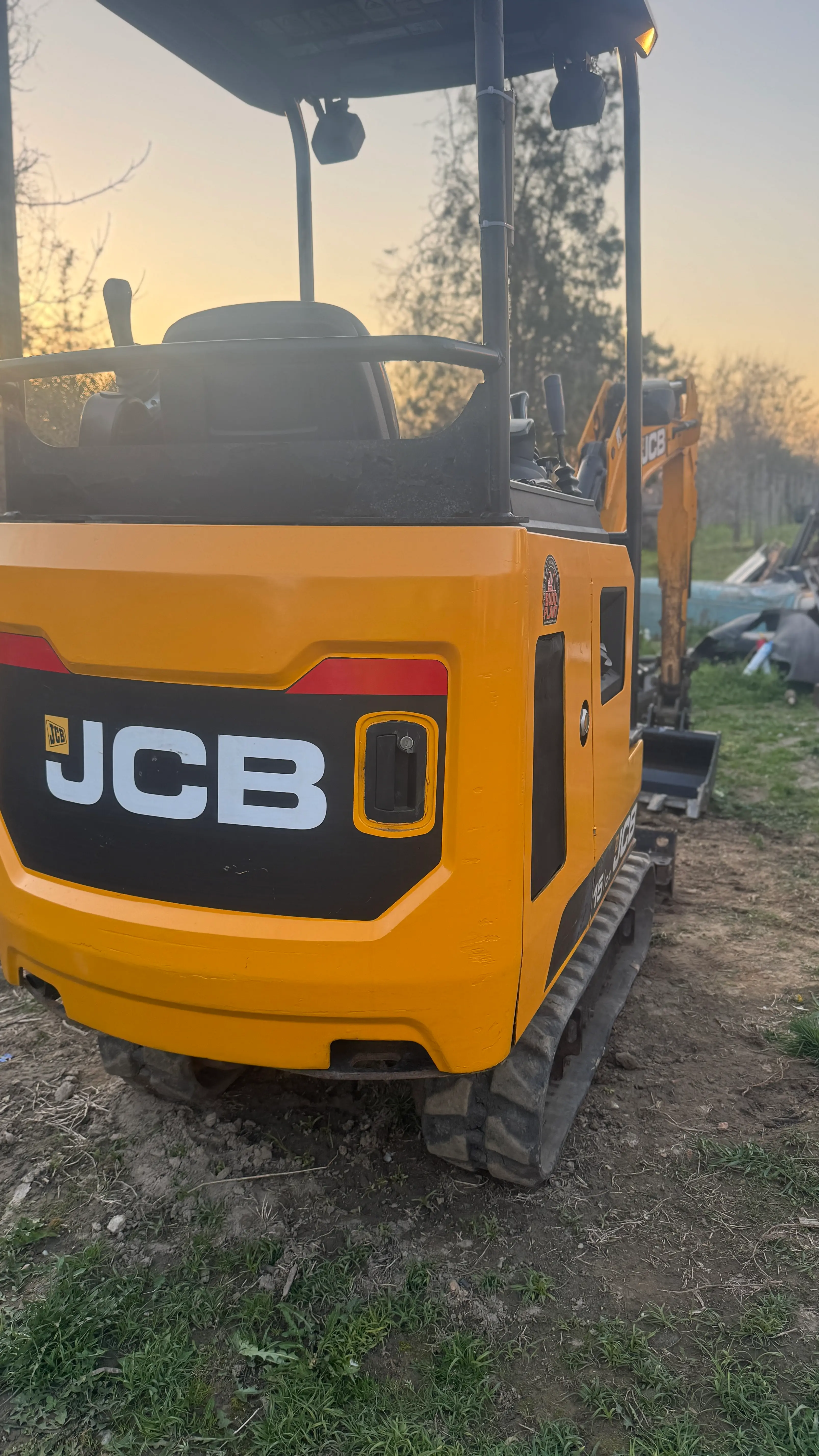 Gépi földmunka JCB kotróval Pannonhalmán, sávalap ásás